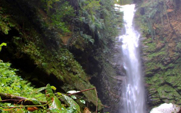 با آبشار اسکیلم رود در سوادکوه، تنها بازمانده ژوراسیک پارک آشنا شوید!